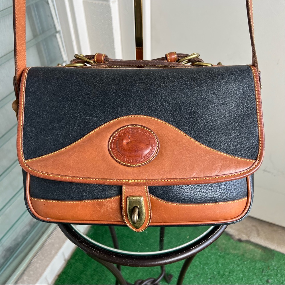 Vintage Dooney and Bourke crossbody bag turn lock carrying handle